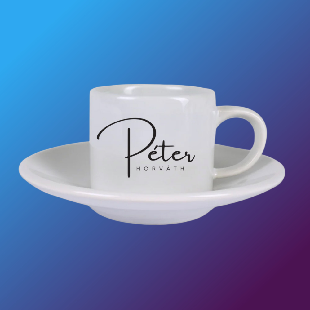 Csésze egyedi névvel, tányérral (üzleti)