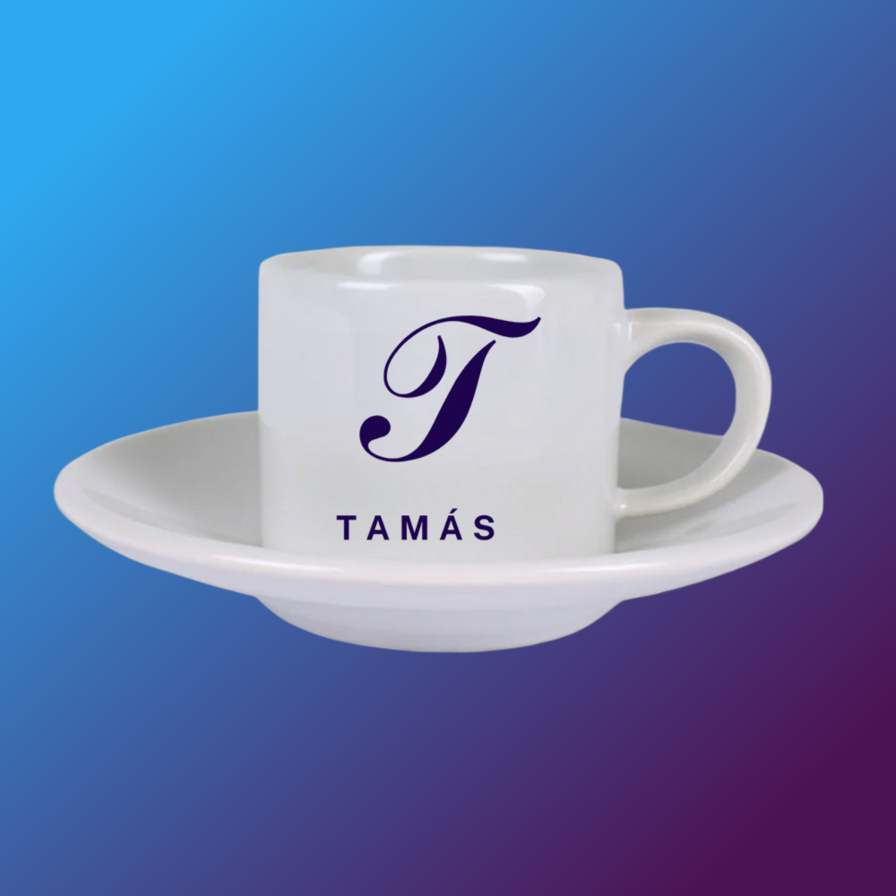 Csésze egyedi névvel, tányérral (elegáns)
