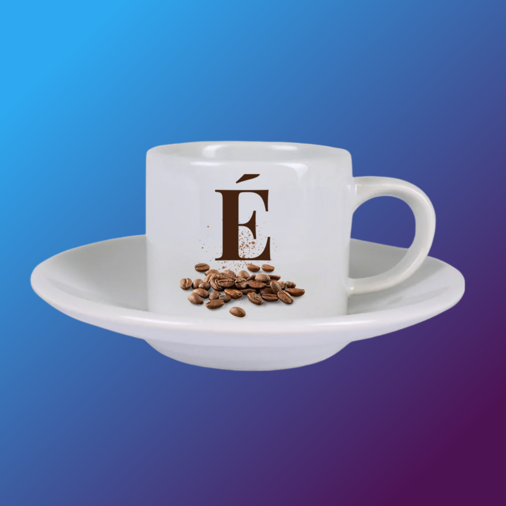 Csésze egyedi névvel, tányérral (monogram)