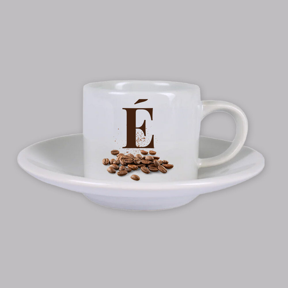 Csésze egyedi névvel, tányérral (monogram)